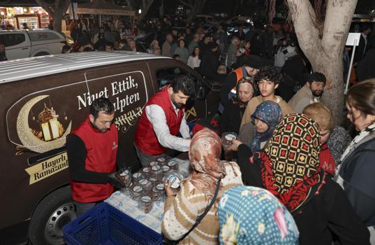 Mersin’de Kadir Gecesi’nde lokma ikramı