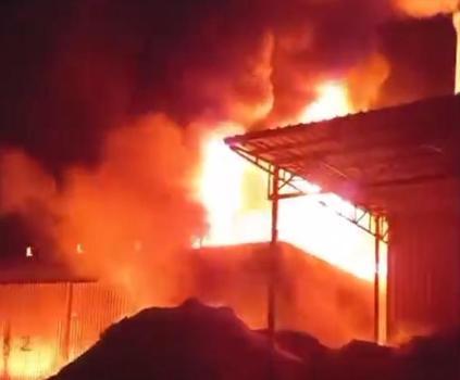 Yağ kazanı patlayan entegre tesisi, yangında kullanılamaz hale geldi