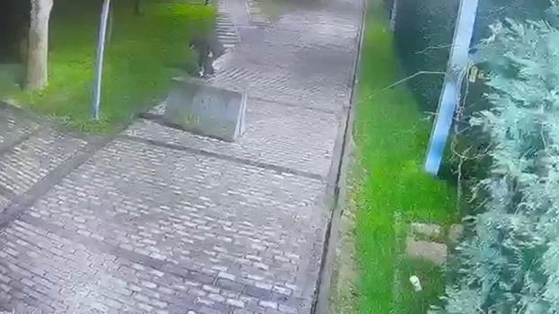 Beyoğlu’nda yerdeki cep telefonunu önce ayağıyla itti; sonra cebine koyup uzaklaştı