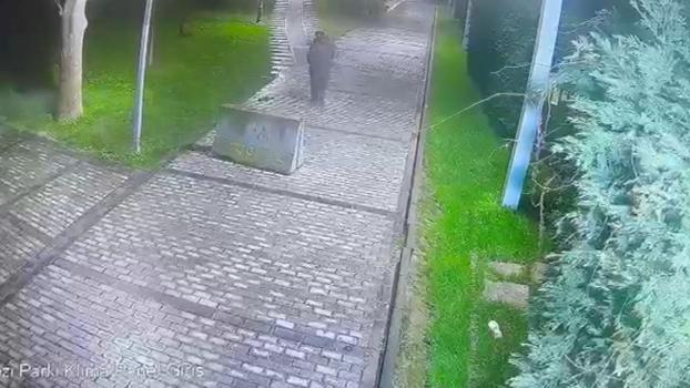 İstanbul - Beyoğlu’nda yerdeki cep telefonunu önce ayağıyla itti; sonra cebine koyup uzaklaştı