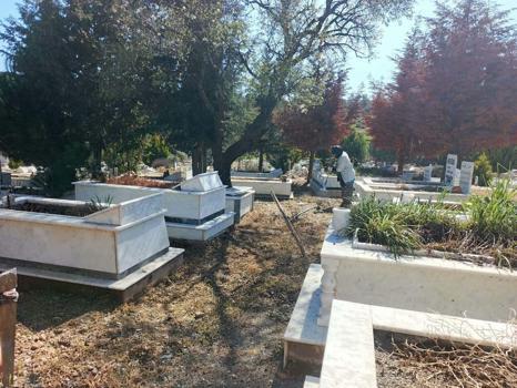 Ayvalık'ta mezarlıklar temizlenip, bayram ziyaretine hazırlandı