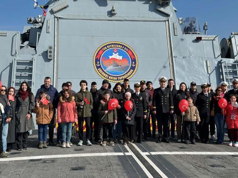 Çanakkale'de ziyarete açılan Deniz Kuvvetleri Komutanlığı'na bağlı gemilere yoğun ilgi
