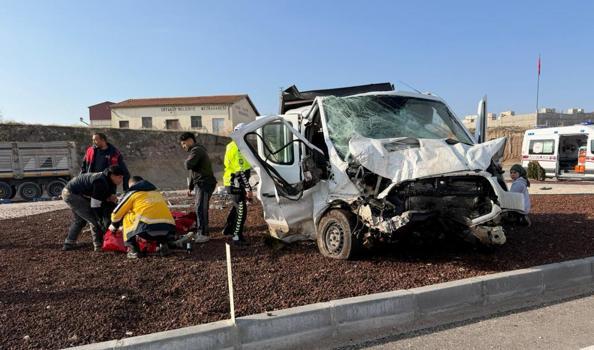 Kamyonet ile ekmek dağıtım aracı çarpıştı: 6 yaralı