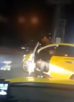 Taksici, içinde müşteri olan meslektaşının aracının önünü kesip, tehdit etti