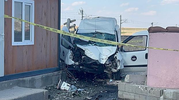 Uygulama noktasındaki bariyerlere çarpan hafif ticari aracın sürücüsü öldü