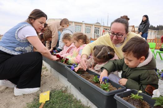 Trakya Üniversitesi’nin minik öğrencileri çiçek dikti