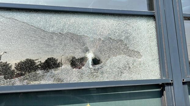 Motosikletli saldırganlar kapalı restoranı kurşunladı