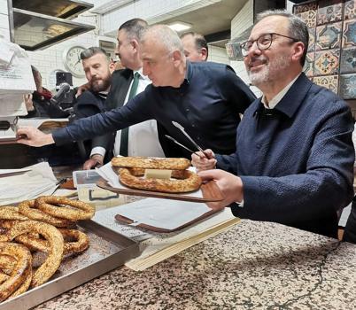 AK Parti’li Kasapoğlu, İzmir’de vatandaşlarla sahurda bir araya geldi