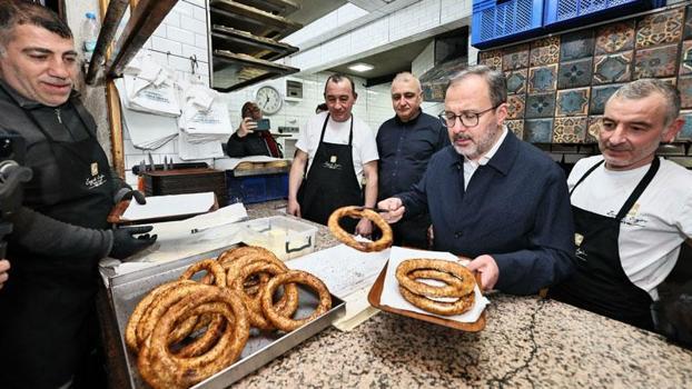 AK Parti’li Kasapoğlu, İzmir’de vatandaşlarla sahurda bir araya geldi