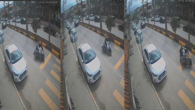 Devrilen motosikletteki 2 kişi yaralandı; kaza kamerada