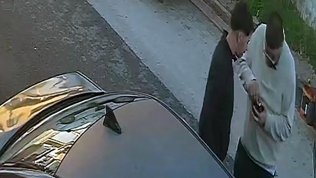 Çaldıkları yüzükleri birbirlerine takıp, eğlenmişler