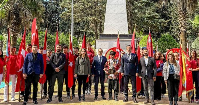 Hatay protokolü 18 Mart Çanakkale Zaferi programı kapsamında şehitliği ziyaret etti