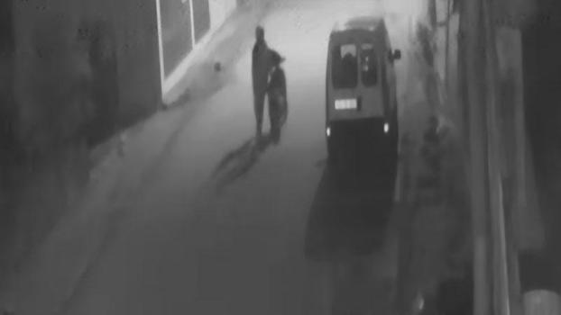 Motosikleti sürükleyerek çaldılar, o anlar kamerada