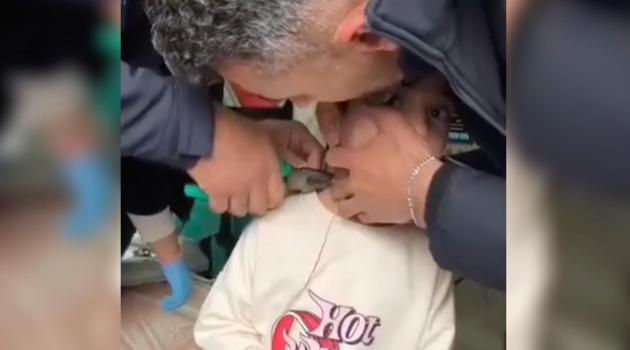 Bulduğu plastik kelepçeyi boynuna bağlayan Esat'ı itfaiye kurtardı