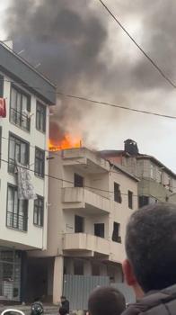 İstanbul - Sultanbeyli'de 3 katlı binada çıkan yangın yandaki apartmana sıçradı