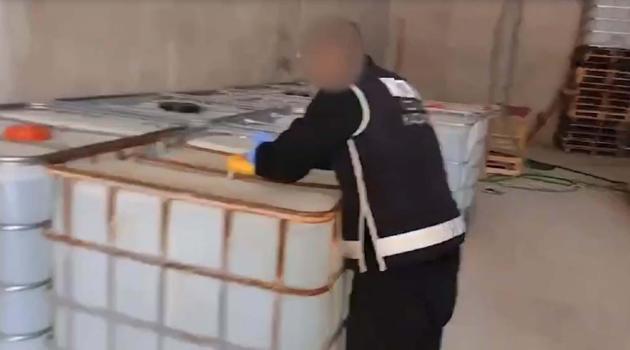 İzmir merkezli 4 ilde operasyon; 40,2 ton taklit etiketli etil alkol ele geçirildi