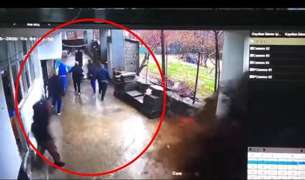 Sağanak sonrası muhtarlık ofisini su bastı; kaçış anı kamerada