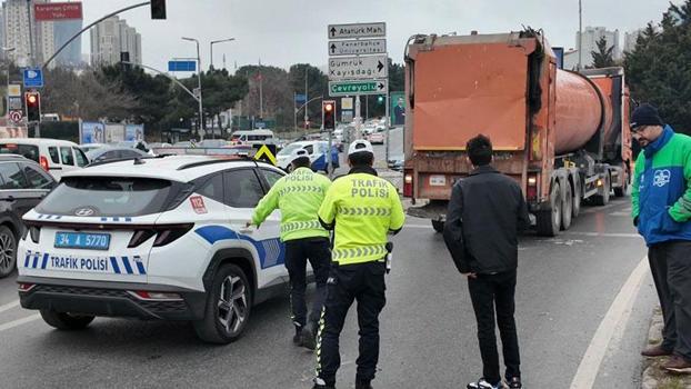 Ataşehir'de İBB'ye ait atık transfer kamyonunun çarptığı skuter sürücüsü ağır yaralandı