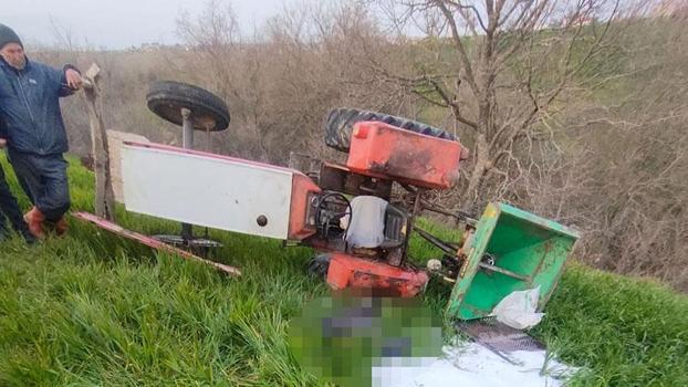 Tarlaya gübre atarken devrilen traktörün altında kalan sürücü öldü