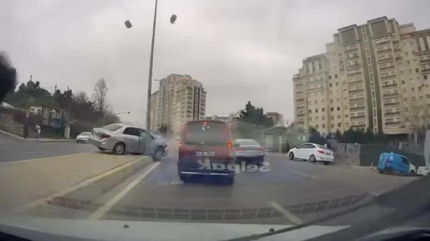 İstanbul - Ataşehir'de otomobilin çarptığı aydınlatma direği yola devrildi; kaza kamerada