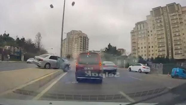 Ataşehir'de otomobilin çarptığı aydınlatma direği yola devrildi; kaza kamerada