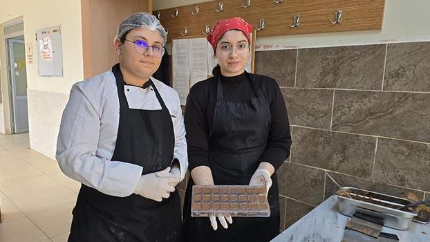 Lise öğrencileri hem meslek öğreniyor hem para kazanıyor