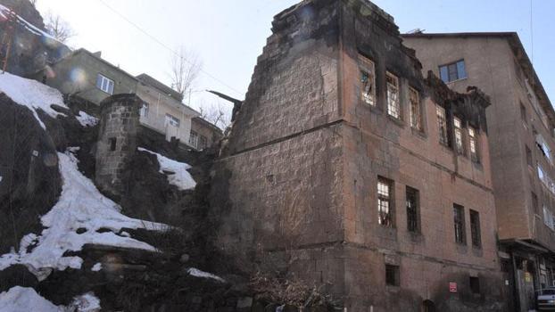 Bitlis’te tarihi evler yağışın da etkisiyle yıkılmaya başladı