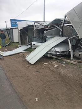 Çarpışan 2 otomobilden biri bariyere, diğeri prefabrik yapıya çarptı