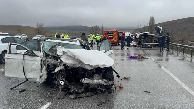 Otomobil, hafif ticari araca çarptı; baba ve oğlu öldü, 4 yaralı