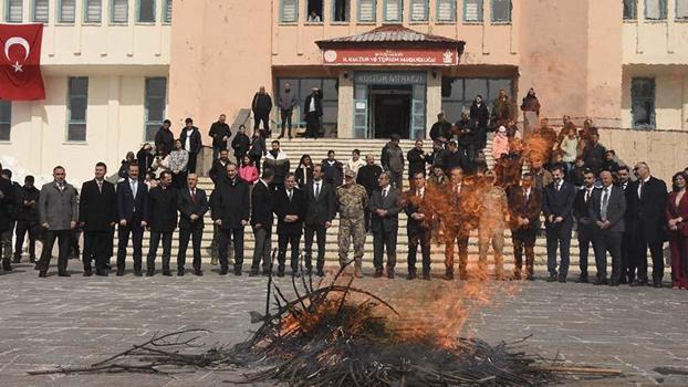 Bitlis’te nevruz programında protokol üyeleri demir dövdü, ateşten atladı