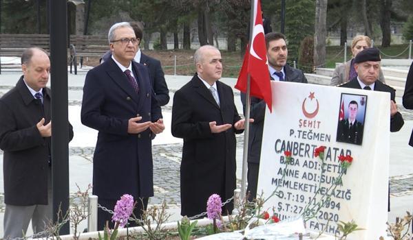 Elazığ Valisi Hatipoğlu, arifede şehitlikleri ziyaret etti