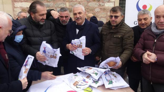 Kocaeli'de, arife gününe özel pişirilen bayram çöreği ikram edildi