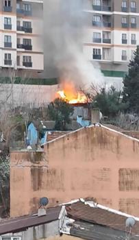 İstanbul - Eyüpsultan'da gecekondunun çatısı alev alev yandı