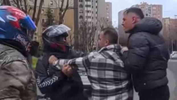 Kadıköy'de motosiklet sürücüsü ile yayaların kavgası kamerada