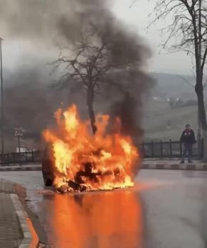 Motor kısmından tutuşan otomobil alev alev yandı