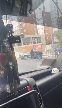 İstanbul - Başakşehir'de iki sürücünün 'yol verme' kavgası kamerada