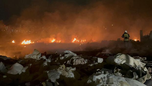 Evin bahçesindeki sünger ve paletler alev alev yandı