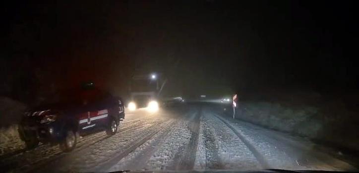 Kar yağışı İnegöl- Domaniç kara yolunda ulaşımı olumsuz etkiledi