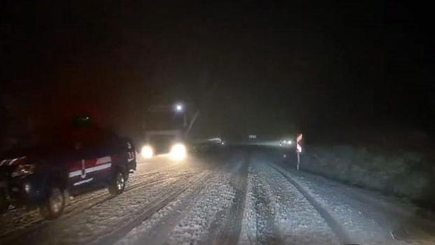 Kar yağışı İnegöl-Domaniç kara yolunda ulaşımı olumsuz etkiledi