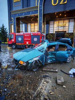 Otomobil beton reklam panosuna çarptı: 1 ölü