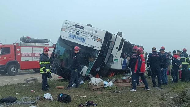 Yolcu otobüsü refüje devrildi: 2 ölü, 20 yaralı