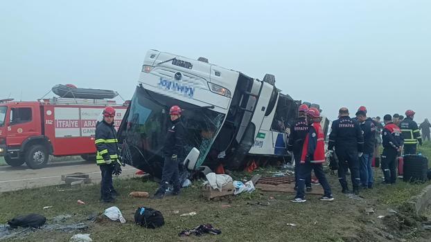 Yolcu otobüsü refüje devrildi: 2 ölü, 20 yaralı / Yeniden