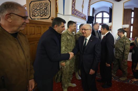Bakan Güler, bayram namazını Hatay'daki tarihi caminde kıldı