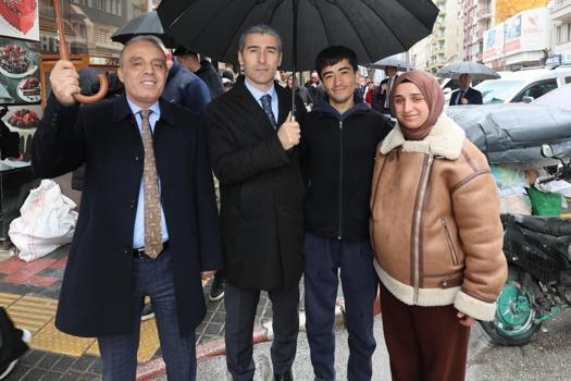 Vali Aktaş, esnafla bayramlaştı