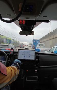 Fermuar sistemiyle ambulansa 'hayat koridoru' açtılar