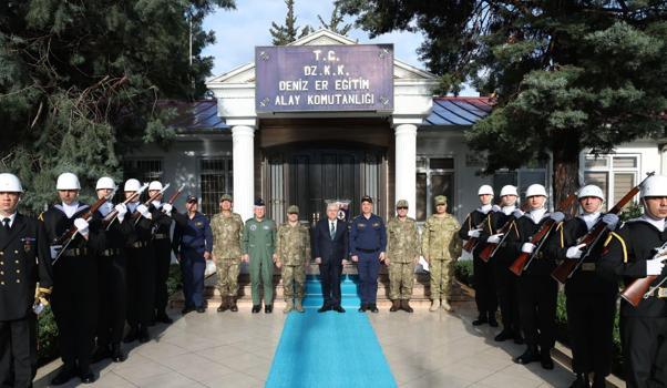 Bakan Güler, bayram namazını Hatay'daki tarihi camide kıldı (2)