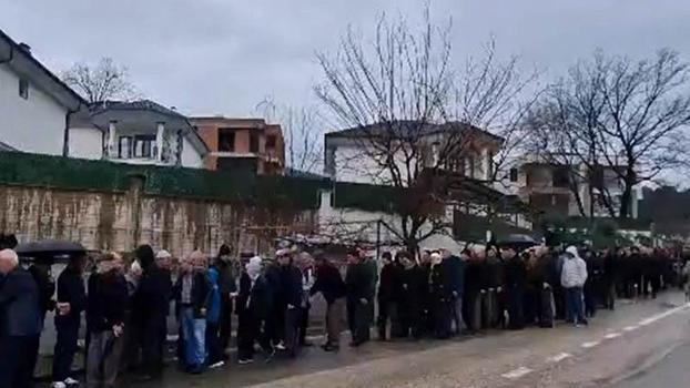 60 yıllık mahalle geleneği; bayramlaşma kuyruğu 1 kilometreyi buldu