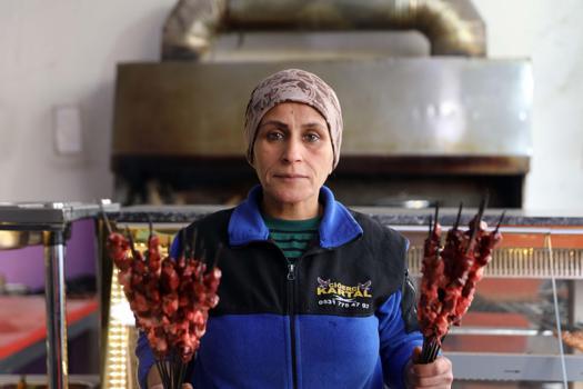 Ev kadınıydı bölgenin ‘kebapçı ablası’ oldu