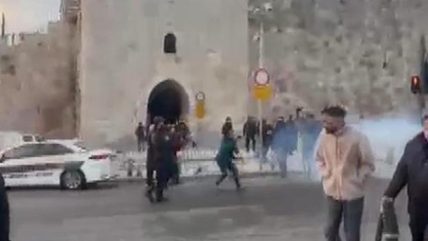 İsrail polisinden namaz kılmak için toplanan Filistinlilere müdahale