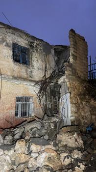Mardin’de 2 katlı evin bir bölümü çöktü